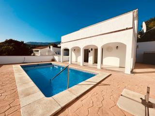 Xalet a Calle parque central 5. Casa / chalet independiente en venta en estepona 9, estepona