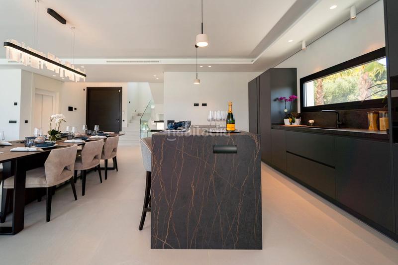 Foto 65e4ab14-be56-49c0-b720-fb09fa1cbdf9. Pis a avenida de julio iglesias s/n a Puerto Banús Marbella