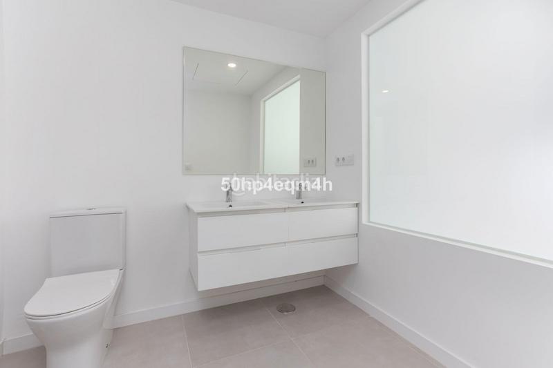 Foto f61ce5e2-389c-4756-aeaa-33533203c875. Piso en calle 4 a 12 piso en venta en Guadalmina Baja 1, san pedro alcántara en Marbella