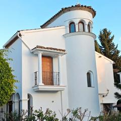 Towny house in Avenida benamara 15. ¡bel air: tu inversión inteligente en estepona! casa pareada con