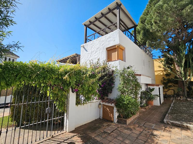 Foto de1011d5-9460-4fe8-bfe8-9ee28c6bf0e1. Chalet en avenida plutarco 34 ¡descubre el lujo y exclusividad en sierra blanca, marbella: tu oportunidad de inversión única! en Málaga