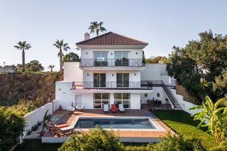 Chalet en Calle parque central 5. ¡estepona: tu remanso de paz con vistas espectaculares y potenci