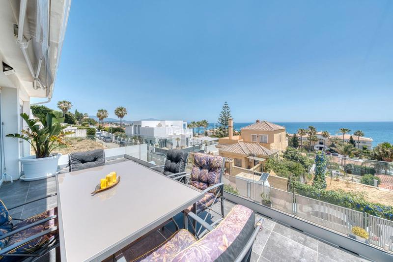 Foto 04118be6-2c3b-4ea6-a005-efa53a2bc9e6. Casa en calle maestro chueca 64 ¡su paraíso le espera! una villa con vistas al mar y potencial ilimitado en Estepona