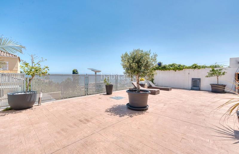 Foto 1848cdc1-b6b7-4bd8-b2b3-e754a57d1a91. Casa en calle maestro chueca 64 ¡su paraíso le espera! una villa con vistas al mar y potencial ilimitado en Estepona