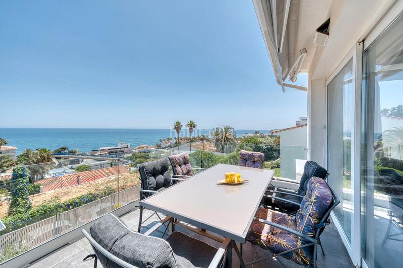 Foto 28ea4042-e5d0-4528-8242-b6ef80b01c54. Casa en calle maestro chueca 64 ¡su paraíso le espera! una villa con vistas al mar y potencial ilimitado en Estepona