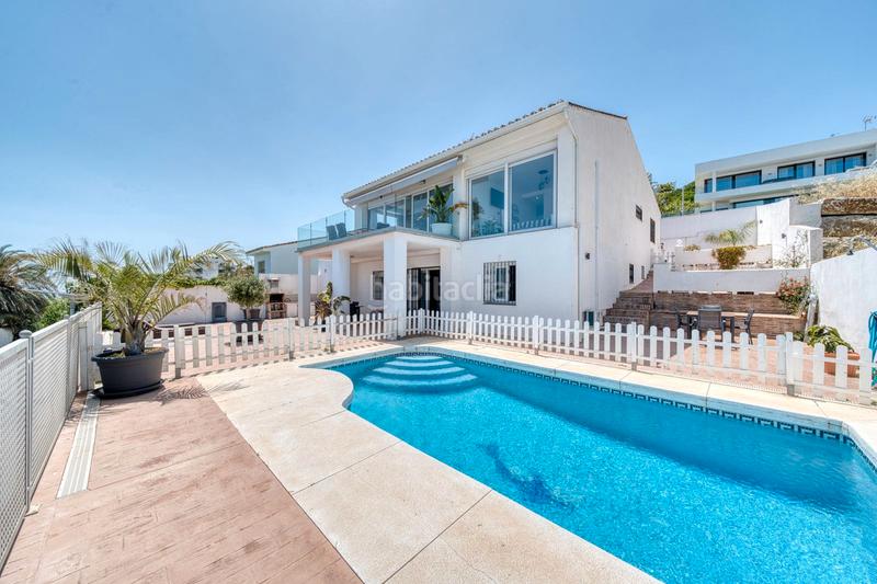 Foto 908a83a5-c07a-44fd-a60e-db6b19c610e8. Casa en calle maestro chueca 64 ¡su paraíso le espera! una villa con vistas al mar y potencial ilimitado en Estepona