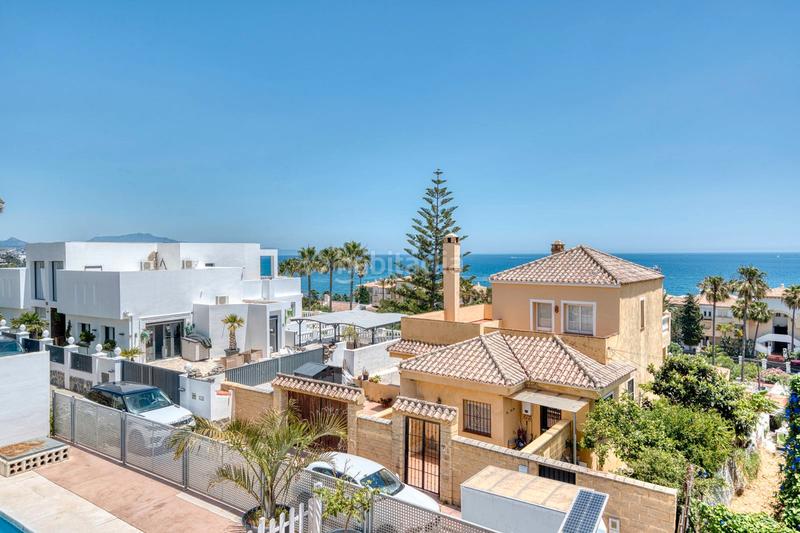 Foto c4dc69cb-21a9-4471-aa41-3a471253878e. Casa en calle maestro chueca 64 ¡su paraíso le espera! una villa con vistas al mar y potencial ilimitado en Estepona