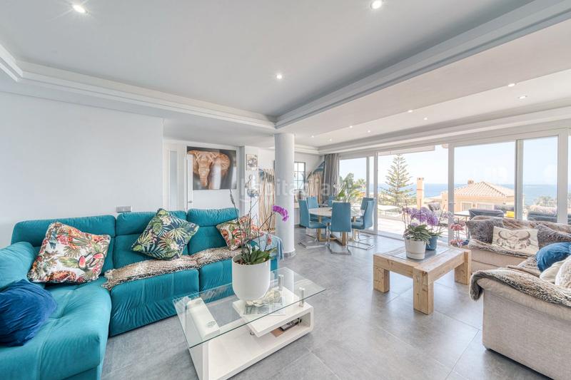 Foto c514e00a-1e60-46b6-9ce8-16a03c0af417. Casa en calle maestro chueca 64 ¡su paraíso le espera! una villa con vistas al mar y potencial ilimitado en Estepona