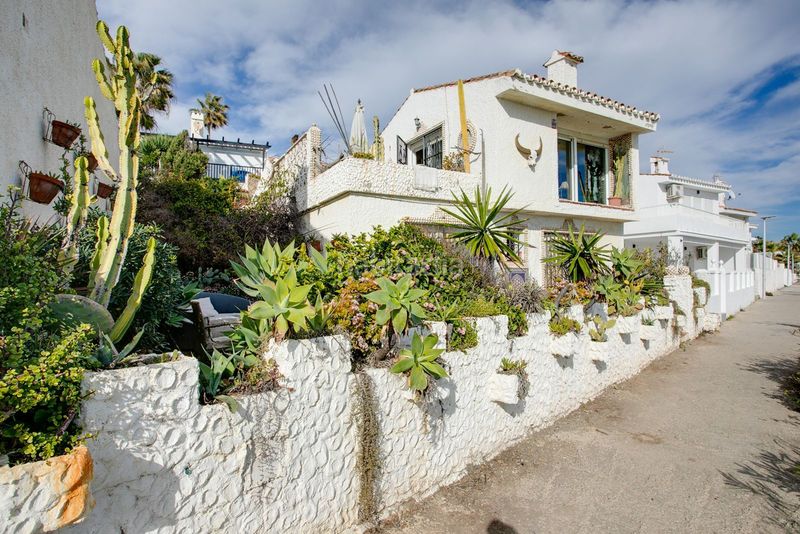 Foto 425fdf6a-b168-4f81-90e9-a3fe52377de4. Chalet in avenida del carmen 31 in puerto de Estepona Estepona