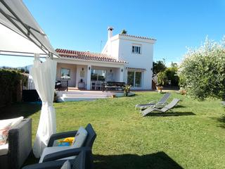 Chalet à Avenida de barcelona 6. Tu oasis soñado a un paso del mar en san pedro de alcántara