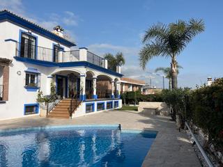 Xalet a Avenida del carmen 21. Estepona: su próximo oasis de lujo y oportunidad en la costa del