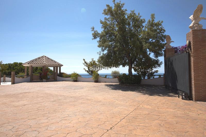 Foto 05a3251a-2d93-40f3-8bf2-703ed25366f2. Chalet en avenida españa 1 ¡: tu próximo gran movimiento inmobiliario te espera! en Estepona