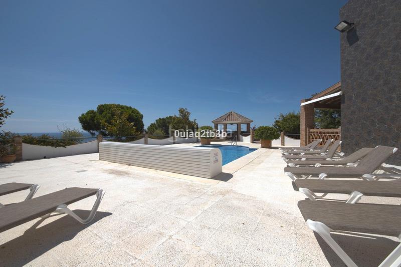 Foto 0ff25b04-65a4-4826-93e8-14411bdb0f45. Chalet en avenida españa 1 ¡: tu próximo gran movimiento inmobiliario te espera! en Estepona