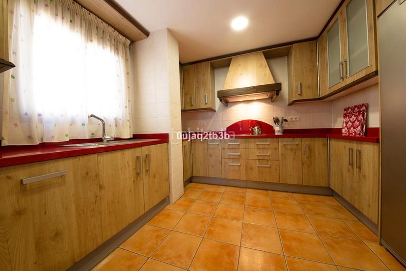 Foto 599863bf-8c6e-4323-a2f3-7d5c0949cdb2. Chalet en avenida españa 1 ¡: tu próximo gran movimiento inmobiliario te espera! en Estepona