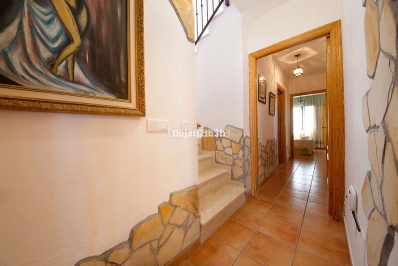 Foto 5df60168-9f33-4993-8b95-590e9a77f47e. Chalet en avenida españa 1 ¡: tu próximo gran movimiento inmobiliario te espera! en Estepona