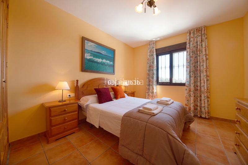 Foto 942f57b5-e300-41d8-ad6d-d71cdfa3975f. Chalet en avenida españa 1 ¡: tu próximo gran movimiento inmobiliario te espera! en Estepona