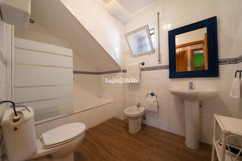 Foto aa99f4ce-18c7-404b-b72e-a4dbf0aa7847. Chalet en avenida españa 1 ¡: tu próximo gran movimiento inmobiliario te espera! en Estepona