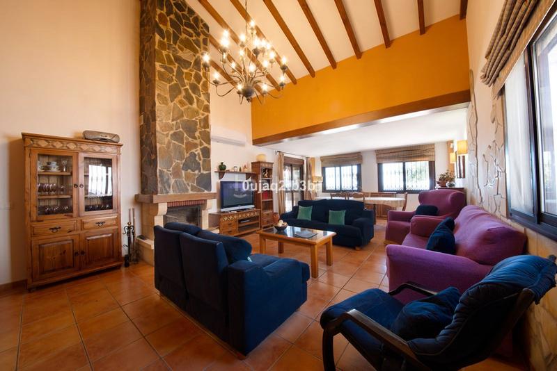 Foto b5a148a1-f91d-4fd1-968f-500aac31839f. Chalet en avenida españa 1 ¡: tu próximo gran movimiento inmobiliario te espera! en Estepona