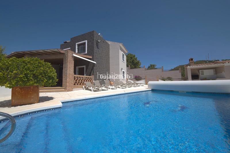 Foto c1f9eea0-b885-4e30-ae13-f4b8b6f5704b. Chalet en avenida españa 1 ¡: tu próximo gran movimiento inmobiliario te espera! en Estepona