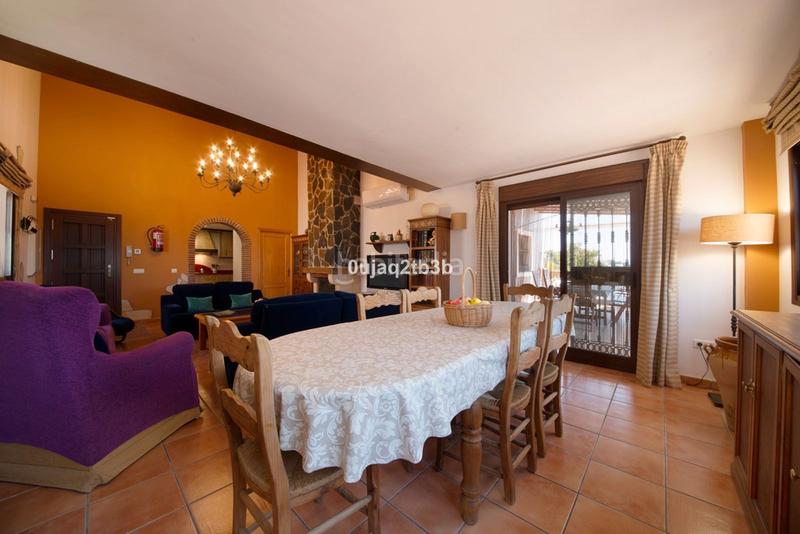 Foto e72b0f62-e448-4bff-941a-f6deeb9f4373. Chalet en avenida españa 1 ¡: tu próximo gran movimiento inmobiliario te espera! en Estepona