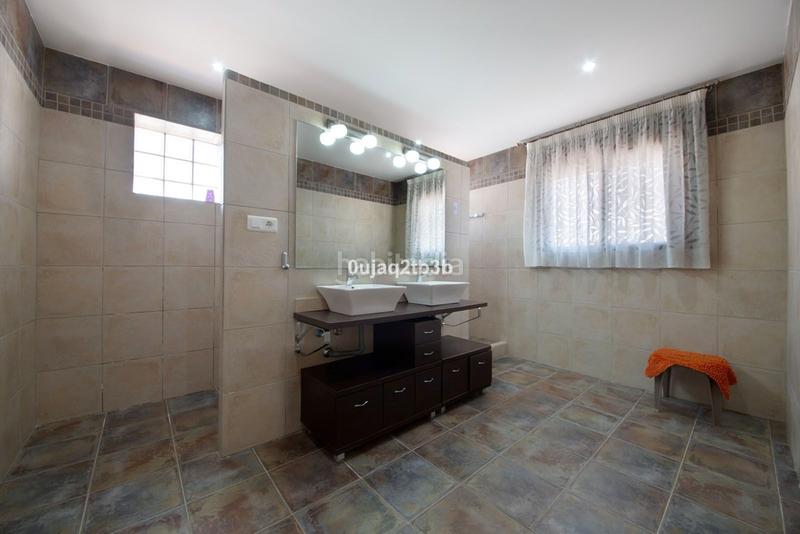 Foto f30ed156-5c3d-448f-ad44-c33ba7d3b6c3. Chalet en avenida españa 1 ¡: tu próximo gran movimiento inmobiliario te espera! en Estepona