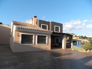 Xalet a Calle parque central 5. Estepona: la inversión de lujo que superará todas tus expectativ