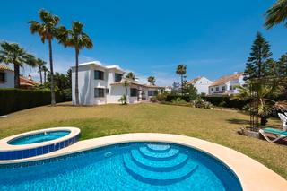 Chalet à Calle nueva atalaya 37. ¡el paraíso te espera: inversión de lujo en monte biarritz