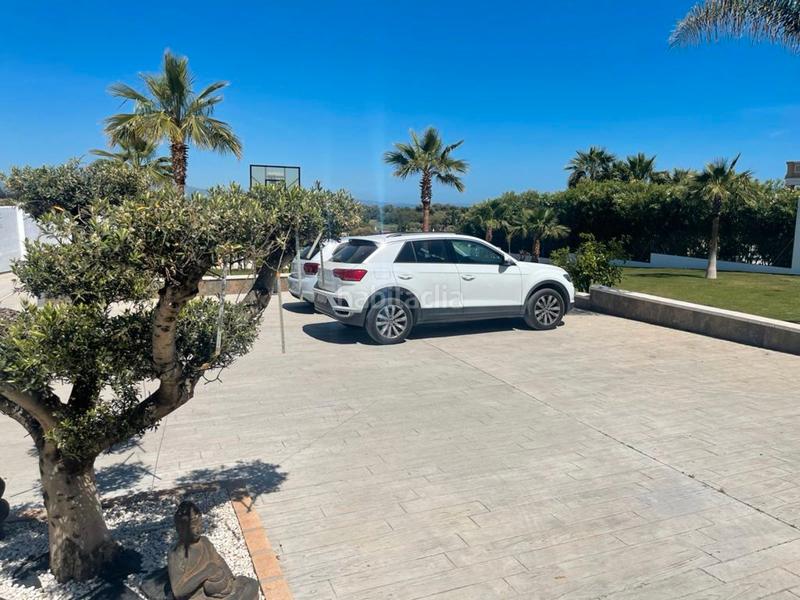 Foto 202b60ba-af5d-4da3-a1c7-c91345f08082. Chalet in camino reinoso 230 in Las Lomas Estepona