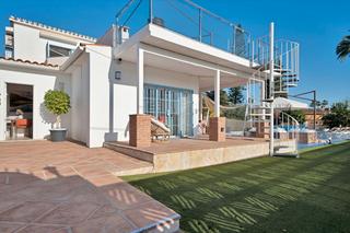 Chalet à Avenida de barcelona 8. ¡descubre el paraíso en la costa del sol: tu oportunidad exclusi
