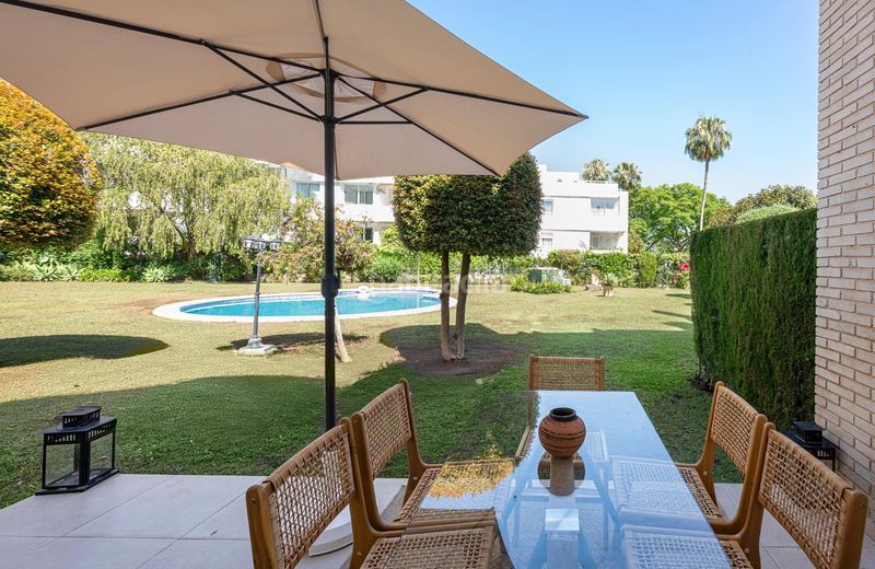 Foto 7ef2f214-a2d8-443d-b115-ad4b8fb93cff. Casa adossada amb piscina a Los Naranjos Marbella
