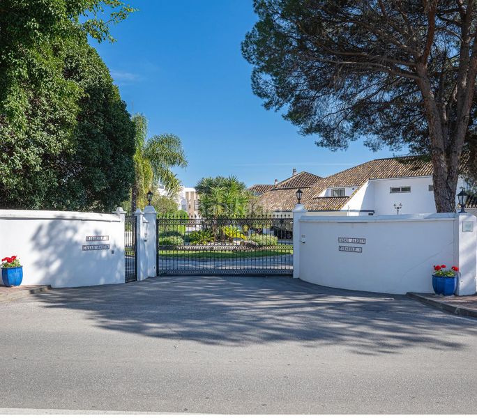 Foto cffead0e-3506-4e27-bf7a-d24eb5270568. Casa adossada amb piscina a Los Naranjos Marbella