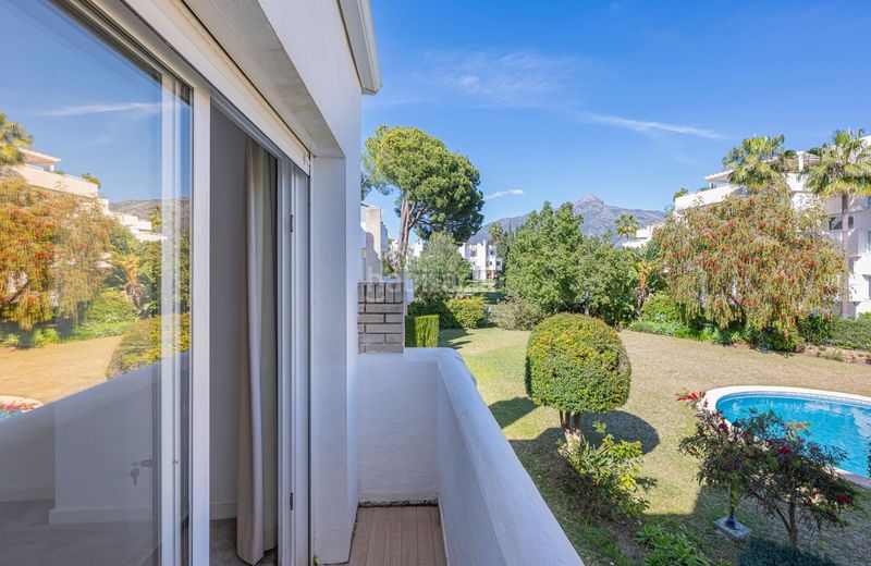 Foto e043ca79-68d3-46d2-a7a9-39a3dc71d8e7. Casa adossada amb piscina a Los Naranjos Marbella