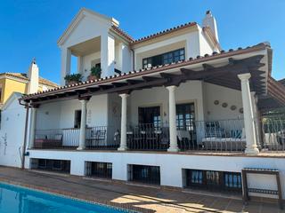 Chalet à Calle castilla s/n. Descubre tu hogar ideal en san pedro de alcántara