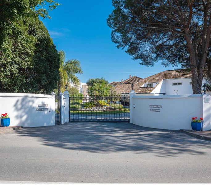 Foto e01b13e1-1801-47a4-b8ad-55a2f3585a09. Rent semi detached house with pool in Los Naranjos Marbella