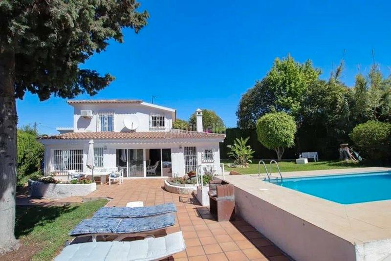 Foto c5a4d666-38b0-497d-adbd-607b9e591c6a. Chalet en avenida de barcelona 8 descubre tu hogar ideal en san pedro de alcántara en Marbella