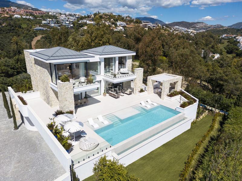 Foto 9e7c2820-a3dc-4cf4-87cf-8a457bef2cfe. Chalet in avenida tomás pascual 34 in La Quinta Benahavís