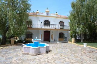 Xalet a Avenida del fuego 35. Su oasis andaluz le espera en estepona