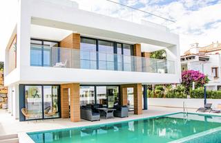 Xalet a Calle villa borghese 1. Descubra el paraíso: su villa de lujo en valle romano, estepona
