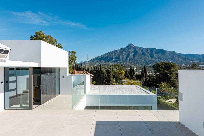 Foto e6886817-d4f5-49be-a746-cf582e8e798a. Casa aparellada amb piscina a Casco Antiguo Marbella