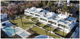 Casa aparellada a Calle los granados 18. Descubra el lujo redefinido en nueva andalucía: su villa exclusi