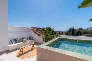Maison jumelée à Calle los granados 18. ¡absoluto lujo en nueva andalucía: tu paraíso con vistas al mar