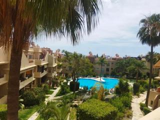 Pis a Calle del tenis 13. Descubra su oasis mediterráneo: amplio apartamento en una ubicac