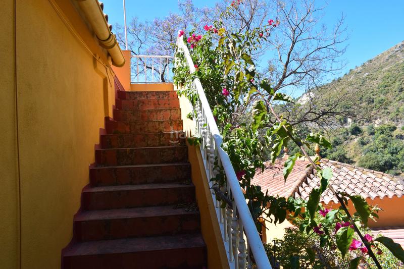 Foto 173db0f0-0985-41a9-94a0-b32fd2bd4383. Chalet en calle jollanias 2 descubra el encanto y potencial de una propiedad única a minutos de marbella en Ojén