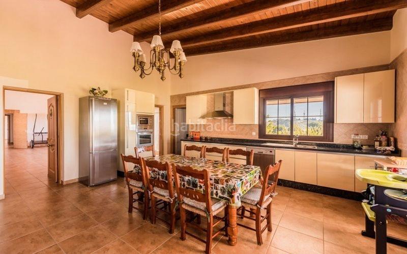 Foto 2625773f-771f-4d8b-83c8-c182ea7777a9. Xalet amb xemeneia aparcament a Huerta Nueva Estepona