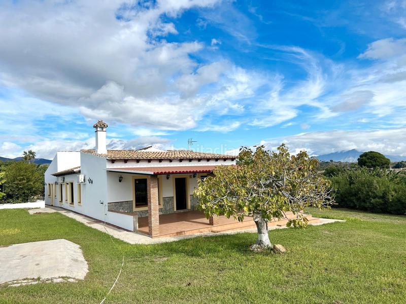 Foto d5fb3a89-f5c3-4d79-bd8e-e91cdc8a91b0. Xalet amb xemeneia aparcament a Huerta Nueva Estepona