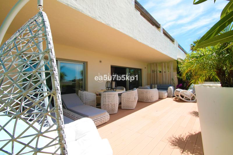 Foto ab2f90e0-7646-44d4-b5fd-04b638fe2638. Apartamento descubra el lujo y la tranquilidad en la heredia: su exclusivo hogar en Benahavís