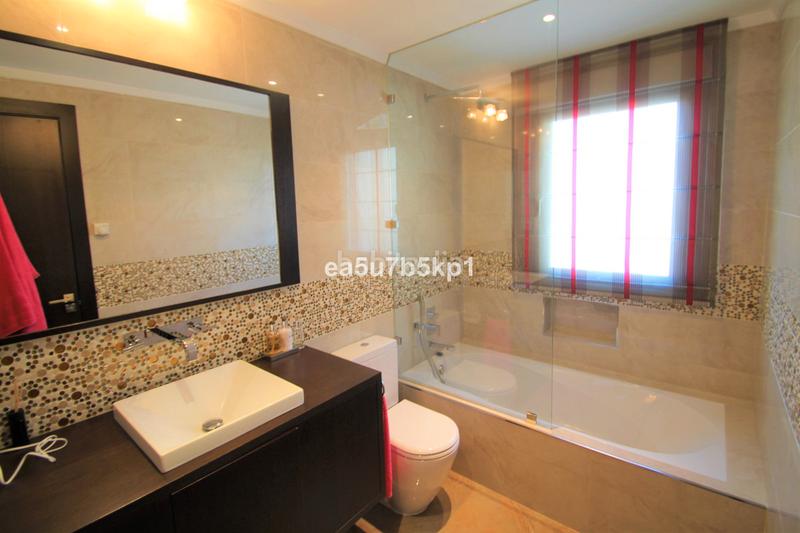 Foto bb13e186-53f7-48ae-a884-f40a6780727d. Apartamento descubra el lujo y la tranquilidad en la heredia: su exclusivo hogar en Benahavís