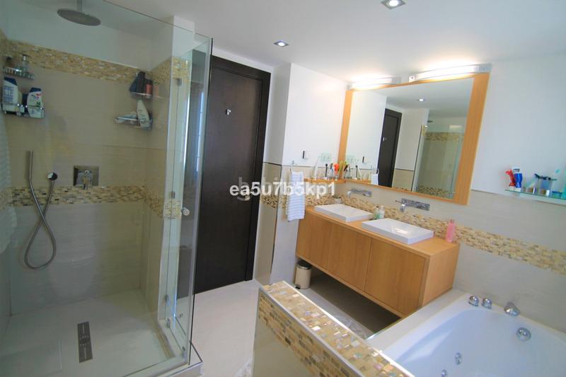 Foto cd3e0f45-dde5-4f5a-b777-4b7ba32a440f. Apartamento descubra el lujo y la tranquilidad en la heredia: su exclusivo hogar en Benahavís