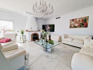 Chalet à Calle azahar 36. Descubra el lujo familiar y la inversión inteligente en la costa