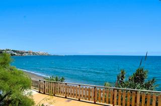 Maison jumelée à Urbanización bahía azul 34. Lujo frente al mar en estepona: su oasis en la costa del sol